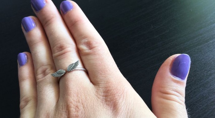 mains avec du vernis bourjois