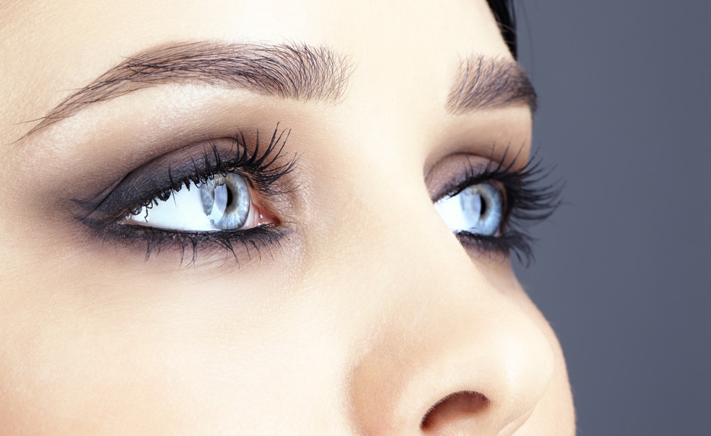 maquillage de soirée yeux bleus