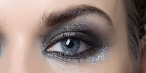 maquillage yeux bleus gris