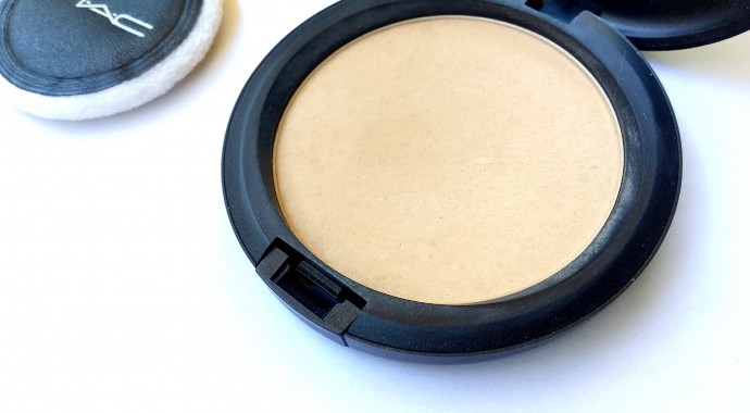 La poudre matifiante Blot Powder de Mac