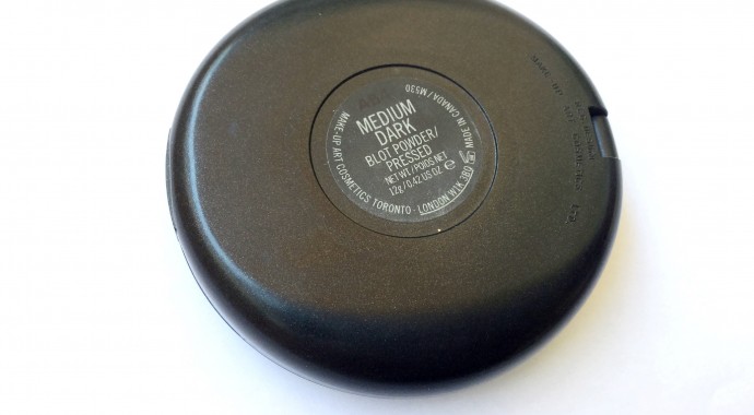 dark médium La poudre matifiante Blot Powder de Mac