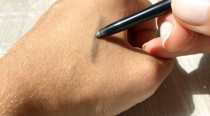 swatch crayon sourcils nars