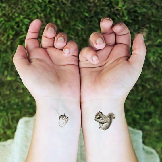 tatouage écureil et noisette