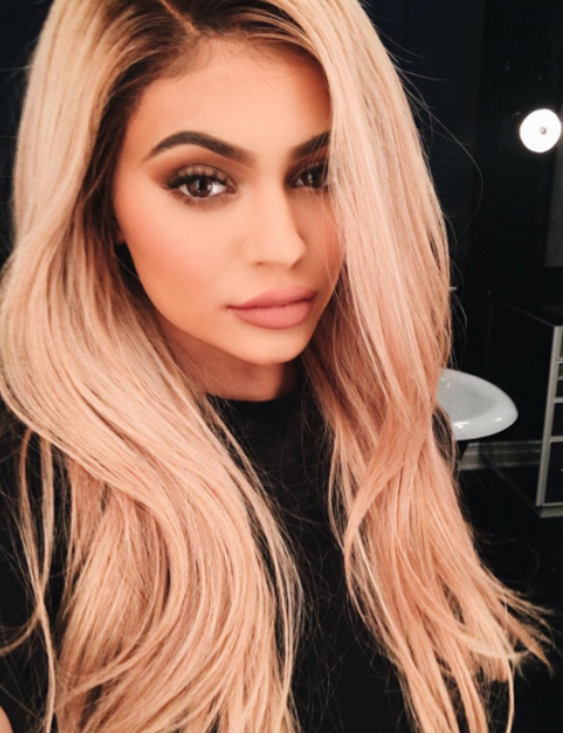 20 transformations capillaires de Kylie Jenner 1
