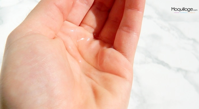 Se démaquiller avec l'huile soyeuse The Body Shop 2