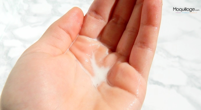 Se démaquiller avec l'huile soyeuse The Body Shop 3