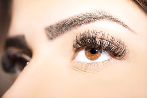 Maquiller des yeux noisettes conseils, astuces et choix des couleurs