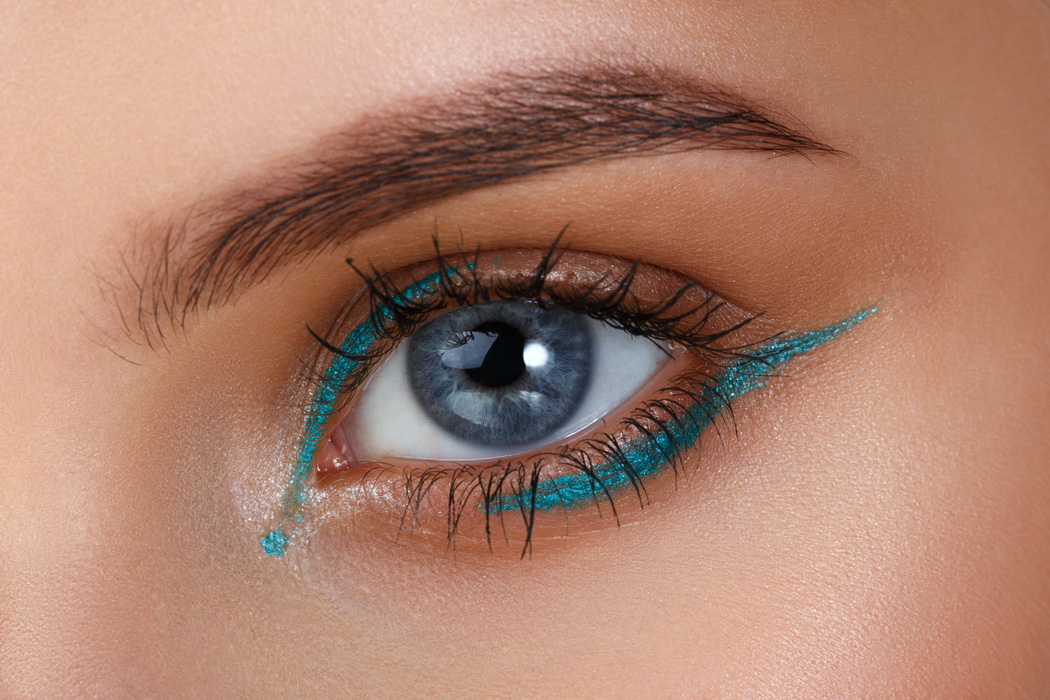 trait d’eye liner coloré