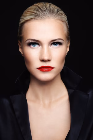 maquillage de soirée blonde aux yeux bleus