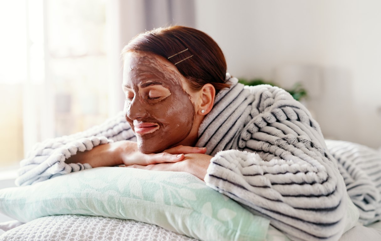 femme avec un masque visage naturel
