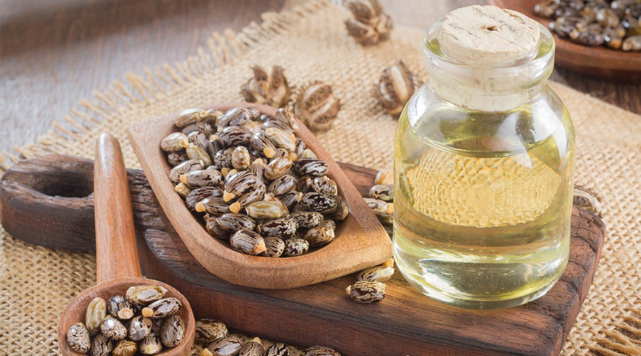 Renforcer les cils avec de l'huile de ricin
