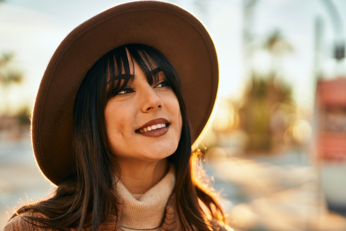Femme portant frange effilée et chapeau