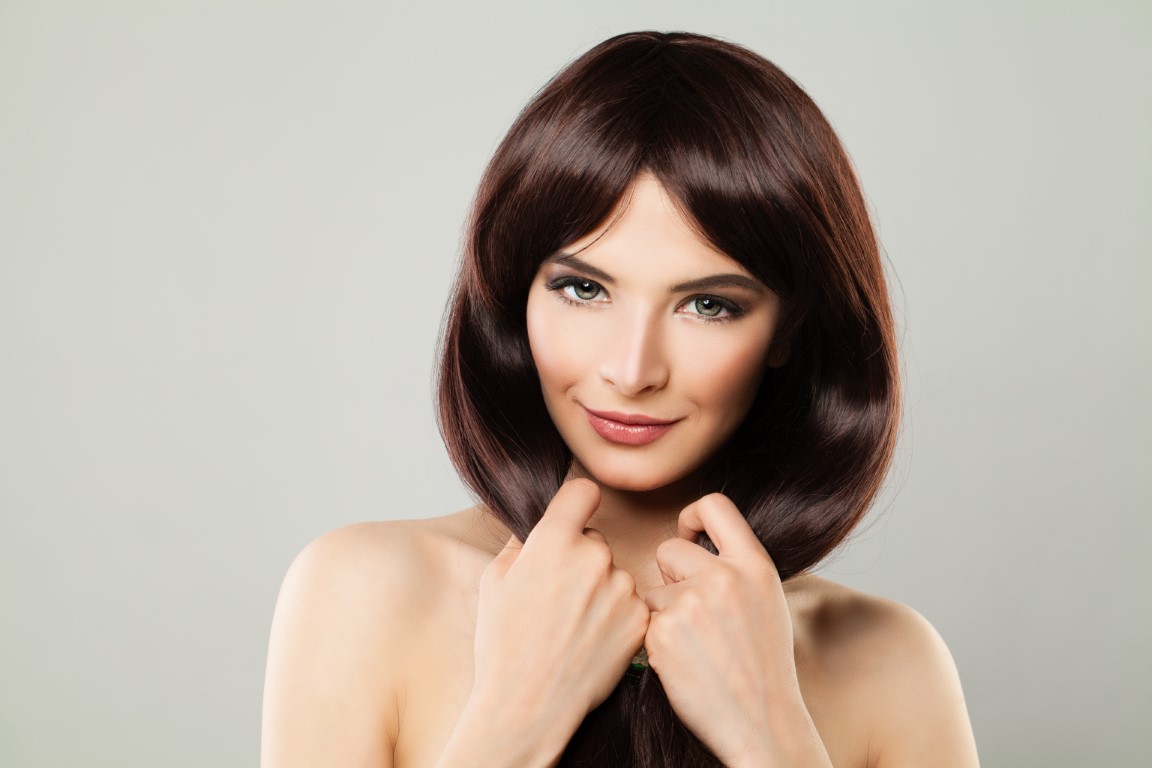 Frange rideau longue sur cheveux bruns