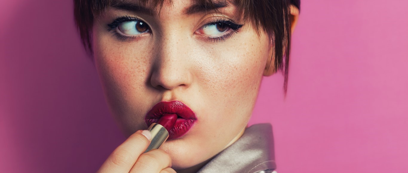 Rouge à lèvres avec maquillage taches de roussseur