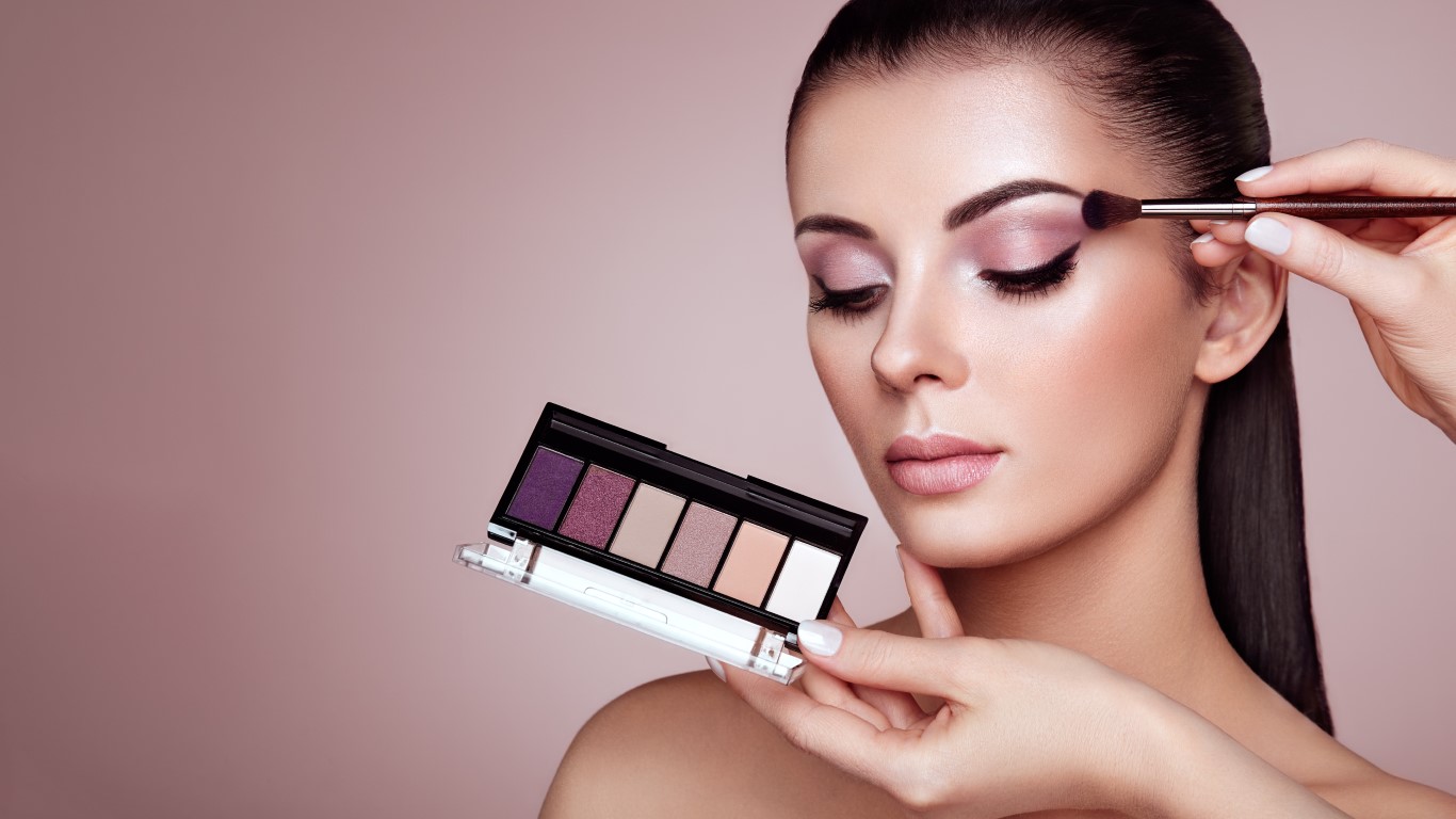 Maquillage des paupières avec palette