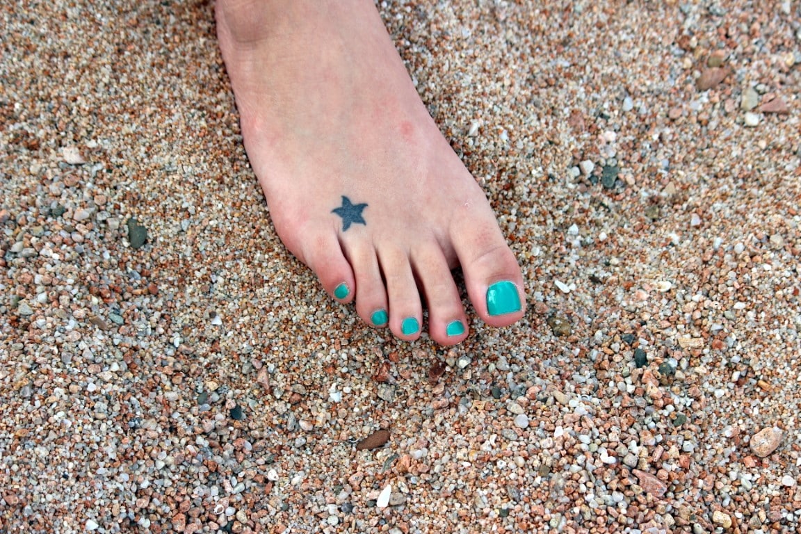 Tatouage d'étoile sur le pied