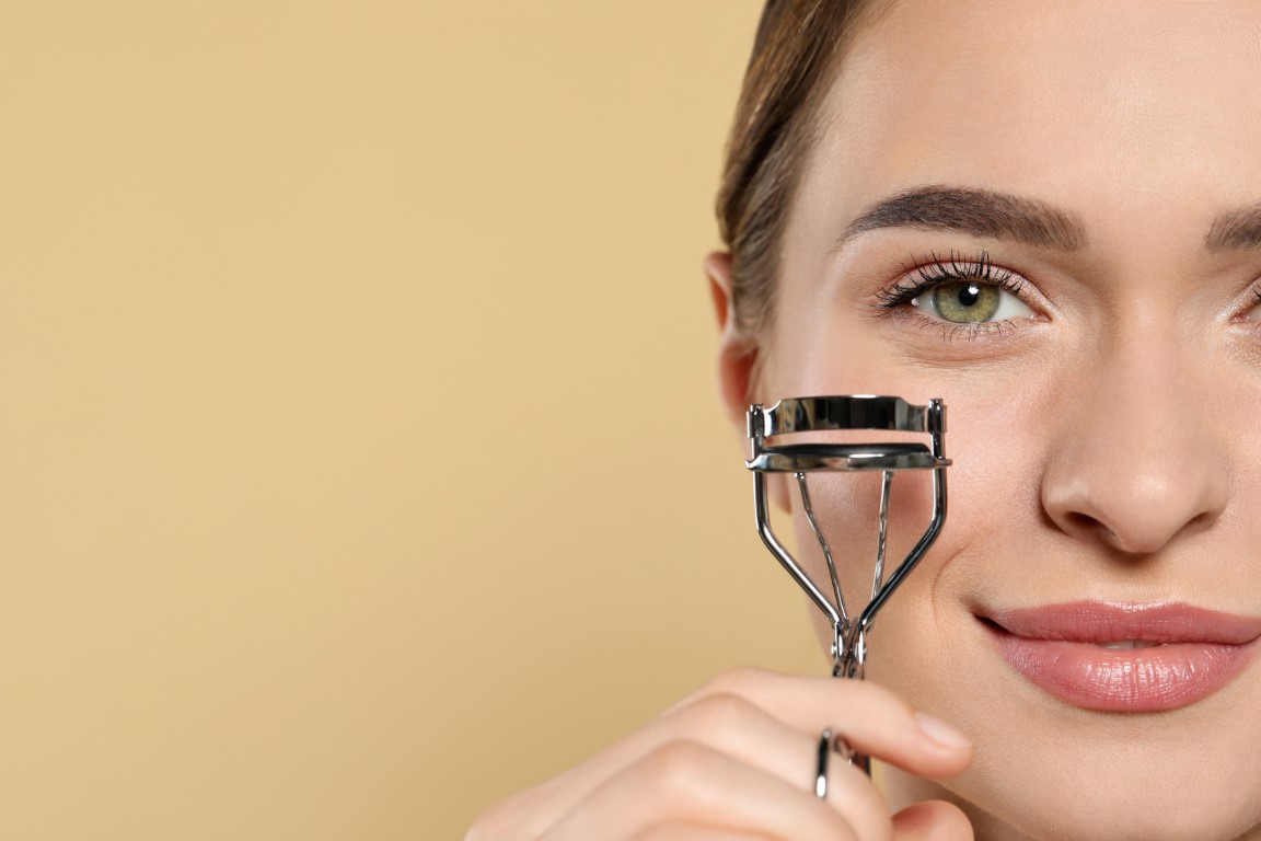 Femme tenant un recourbe-cils
