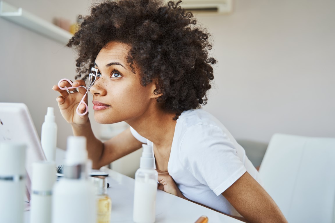 Utilisation du recourbe-cils
