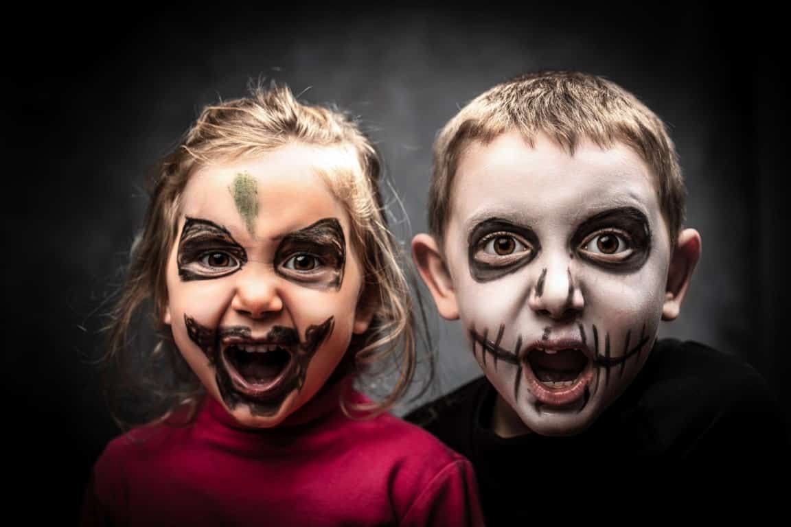 Des enfants maquillés en squelette