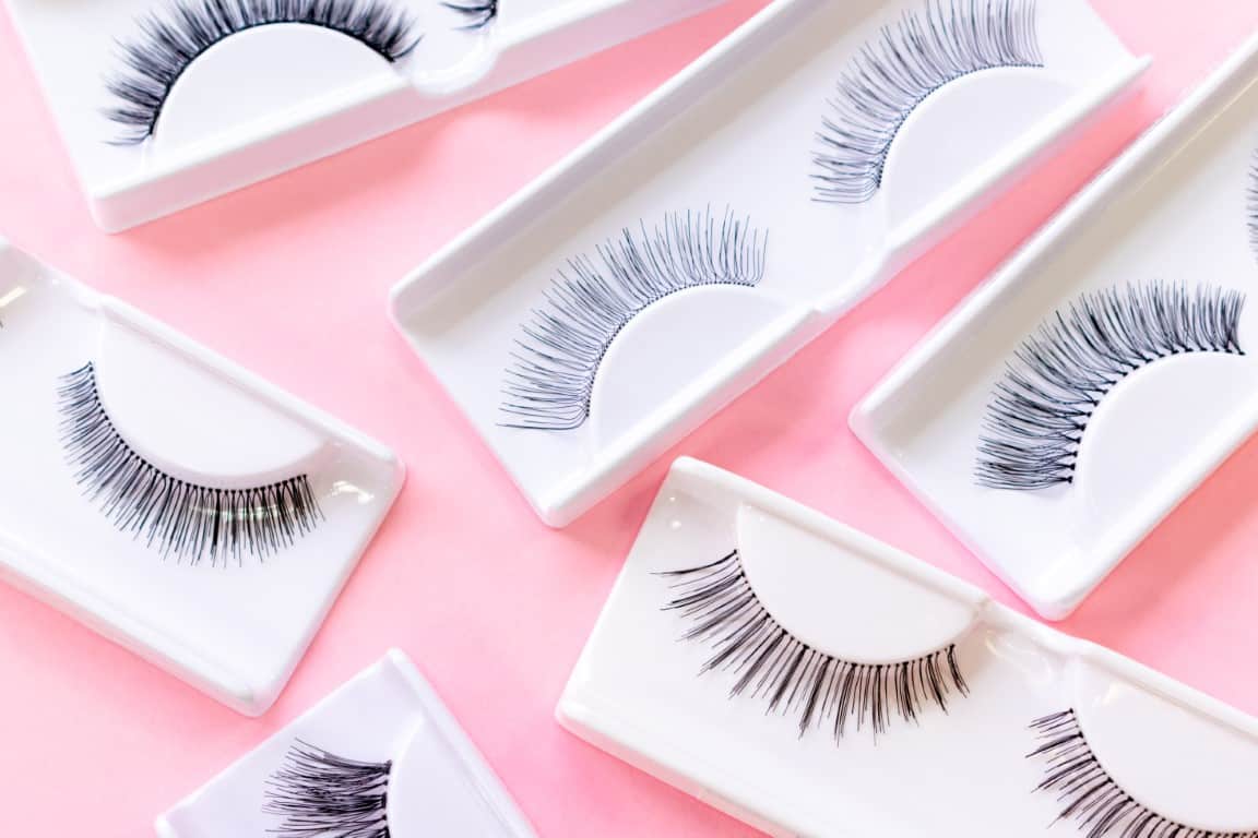 Différentes boites avec des faux cils