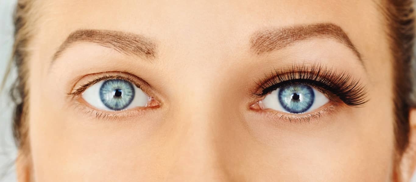 Faux cils posés sur un oeil