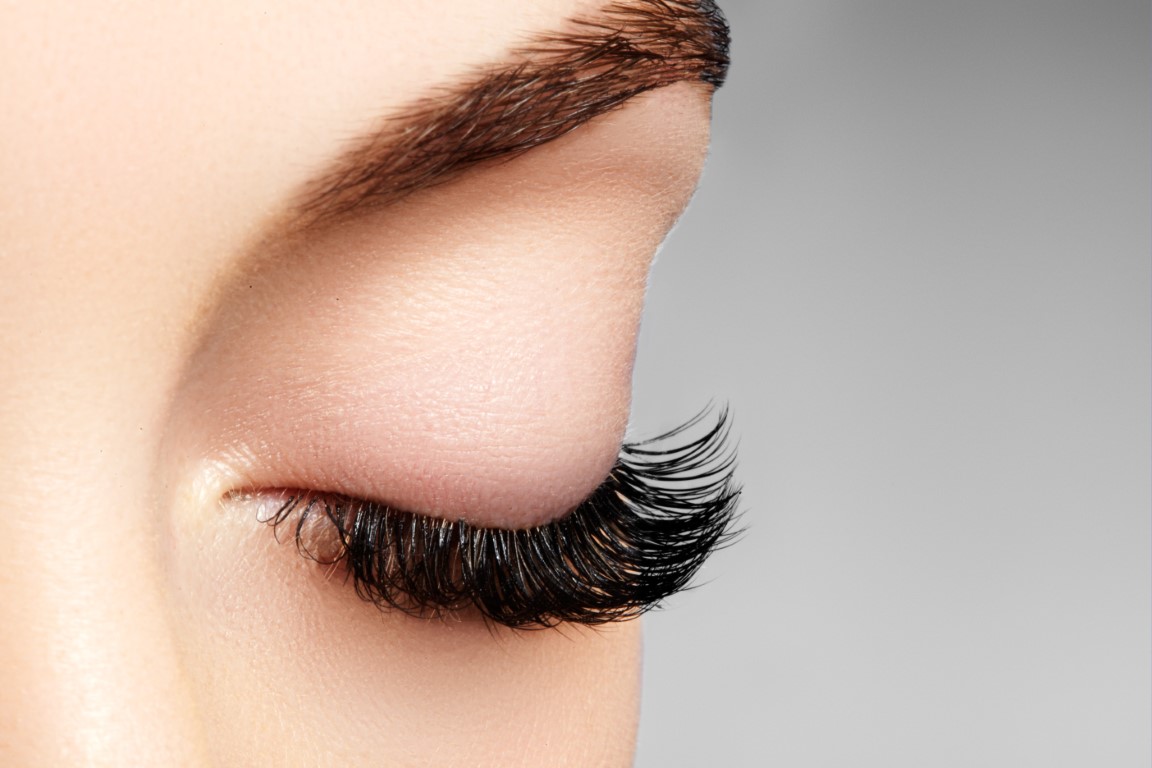 Regard avec extensions de cils