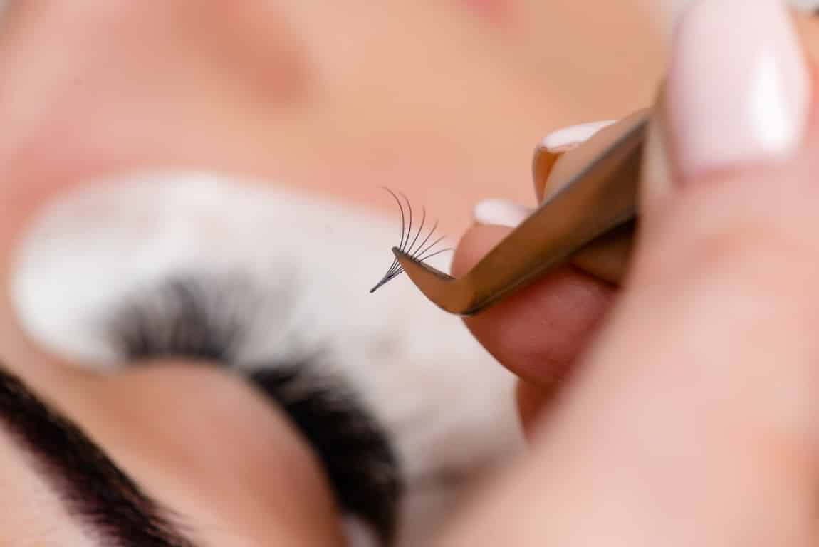 Enlever soi-même des extensions de cils
