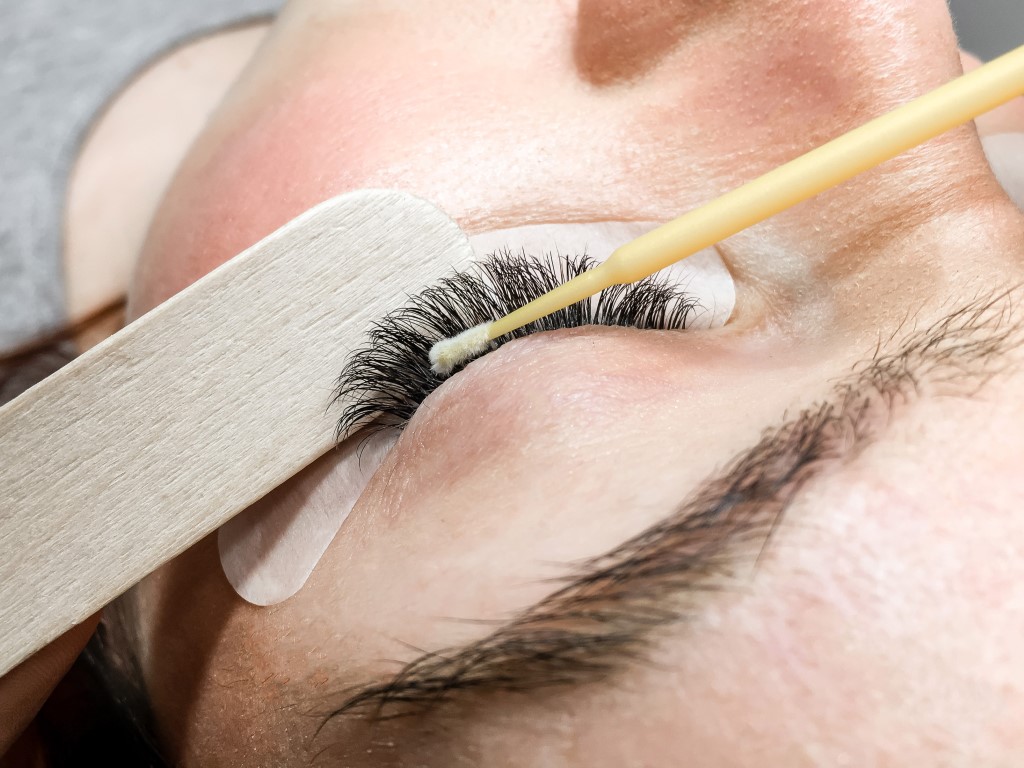 Enlever des extensions de cils en institut