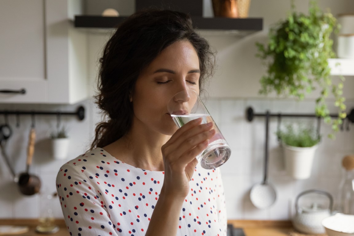 femme qui boit de l'eau