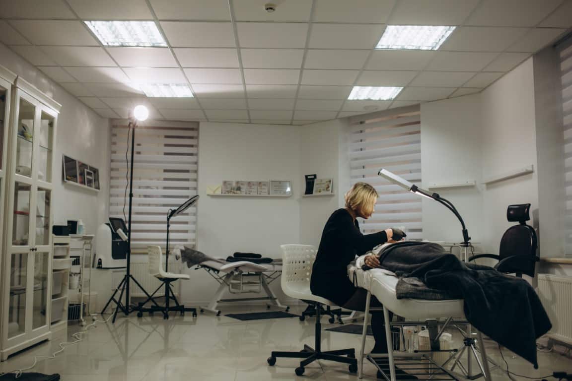 Le cabinet d'un expert en maquillage permanent des lèvres