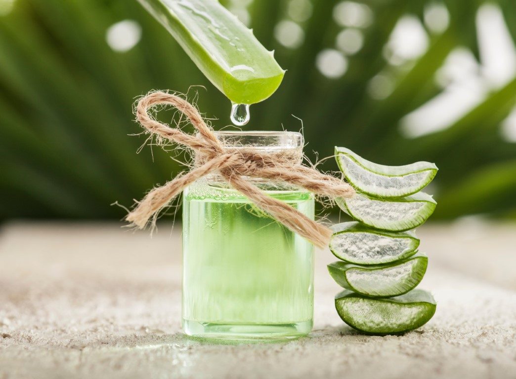 Recourber les cils avec de l'aloe vera