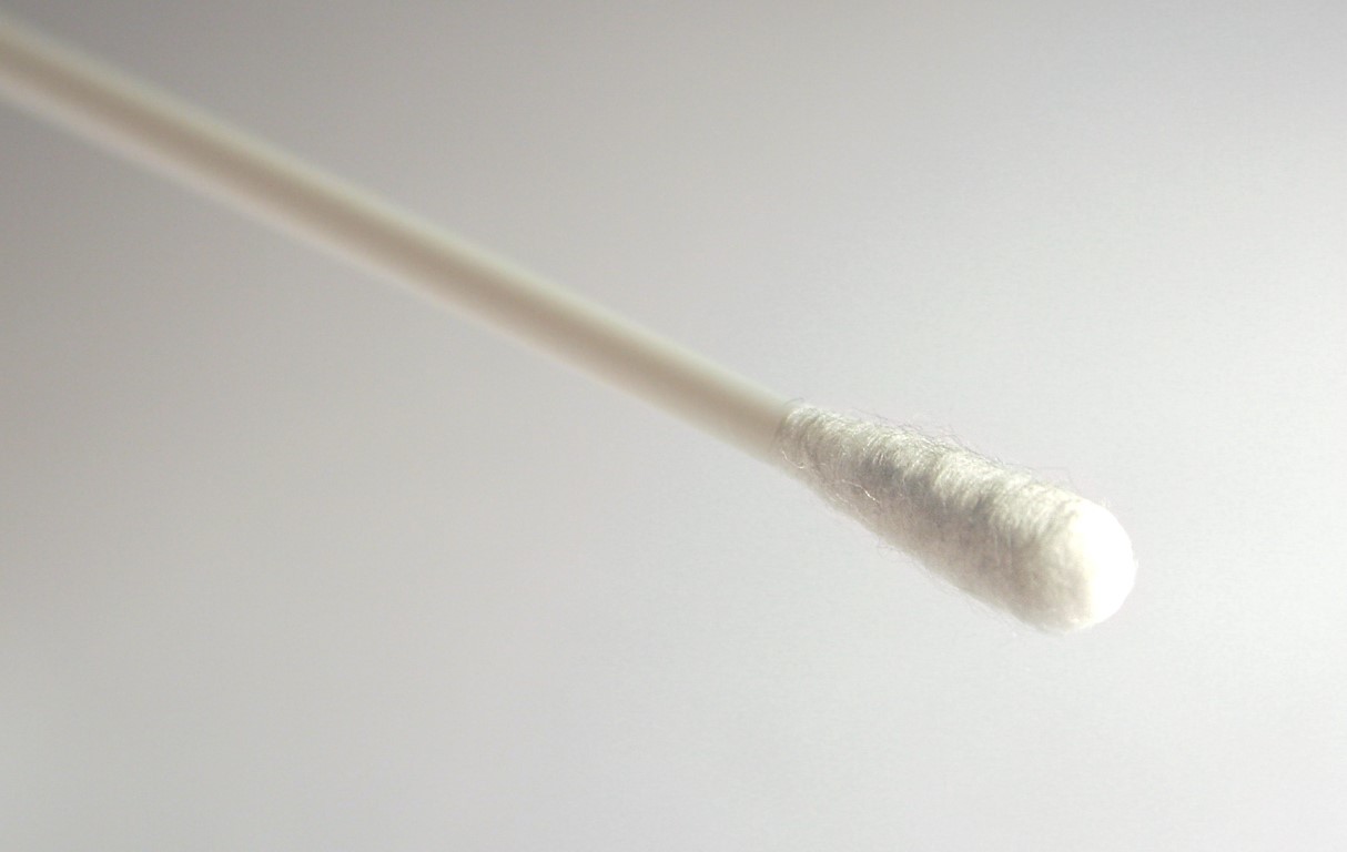 Recourber les cils avec un coton-tige