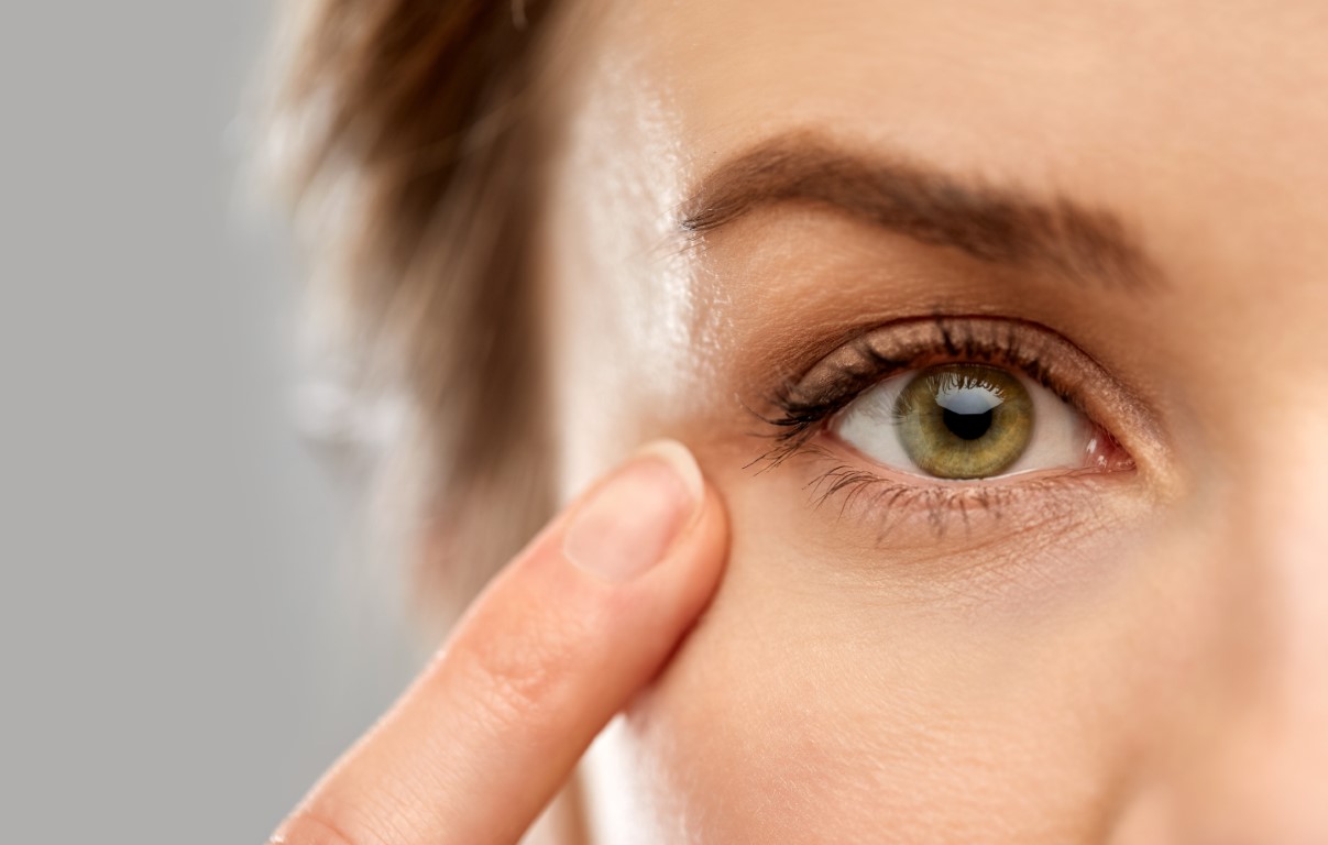 Recourber les cils avec un doigt