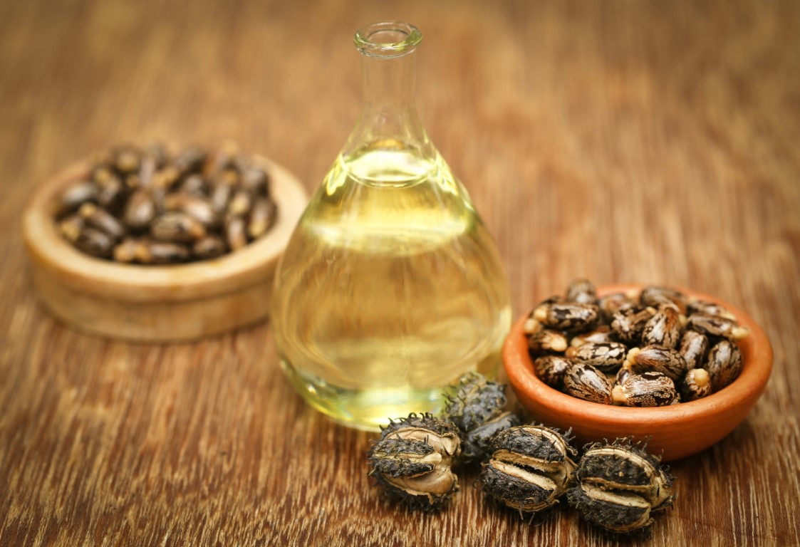 Utiliser de l'huile de ricin sur les cils
