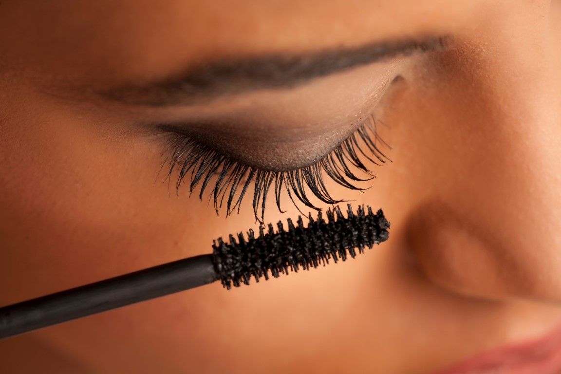 Recourber les cils avec du mascara