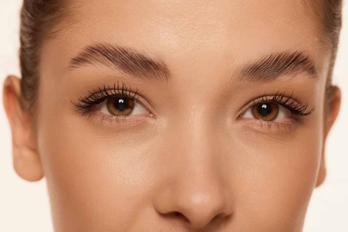 Sourcils épaissis avec le brow lift