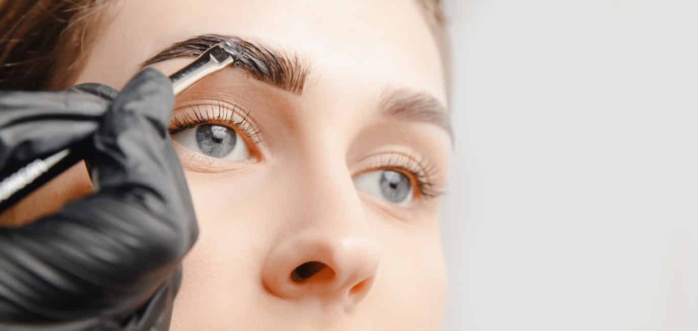 Réalisation d'une séance de brow lift avec teinture des sourcils