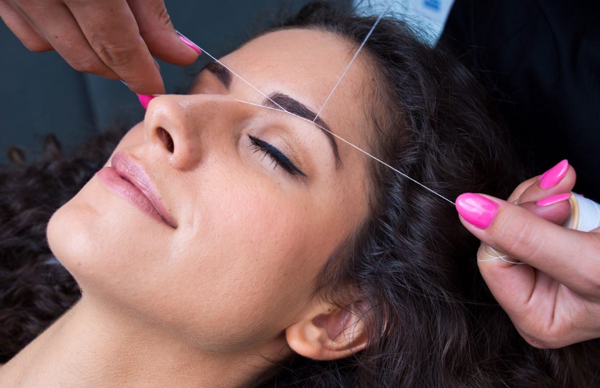 La technique du fil pour épiler les sourcils