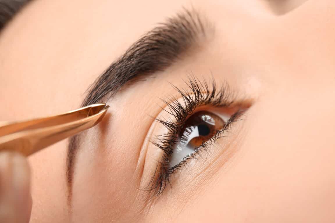 Épilation des sourcils à la pince à épiler