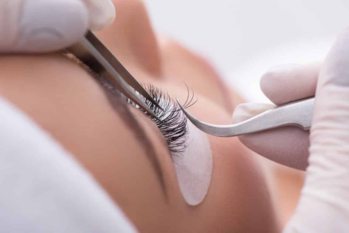 Vue rapprochée d'une extension naturelle des cils