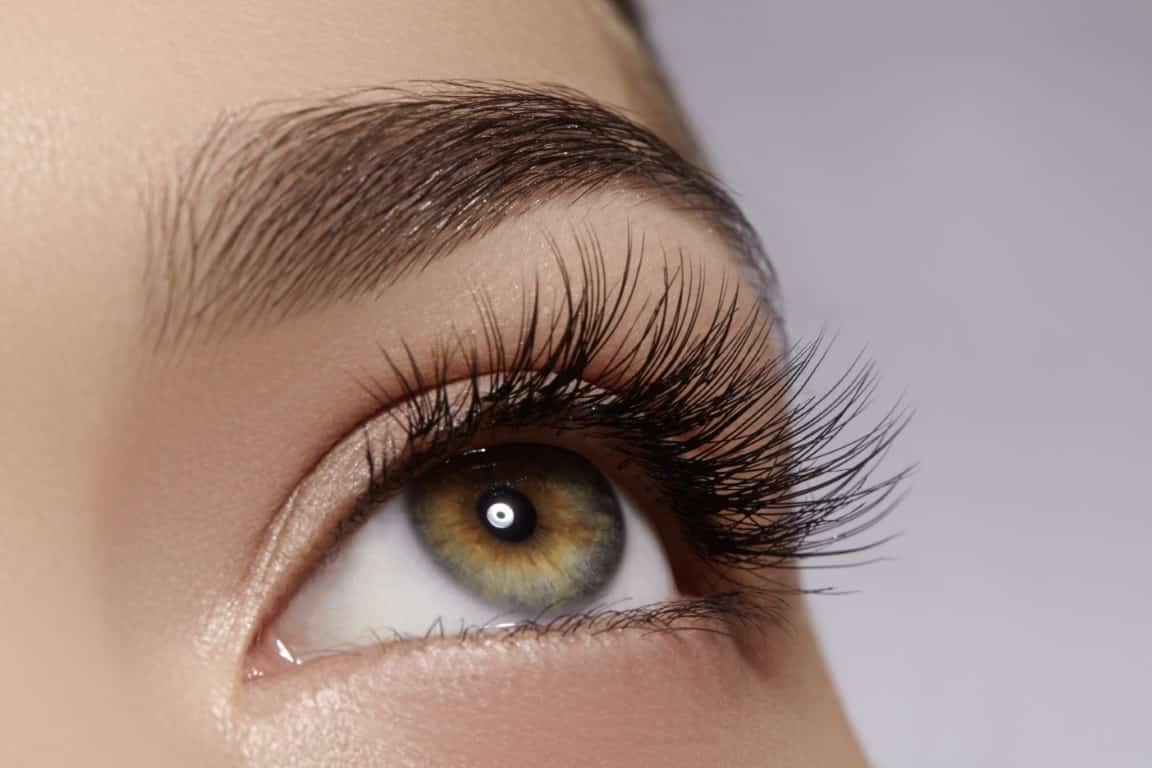 Femme ayant eu recours à une extension de cils naturels