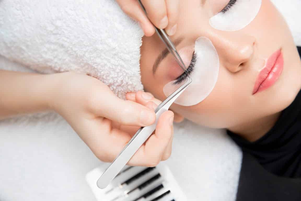La différence entre la teinture des cils et le mascara semi-permanent