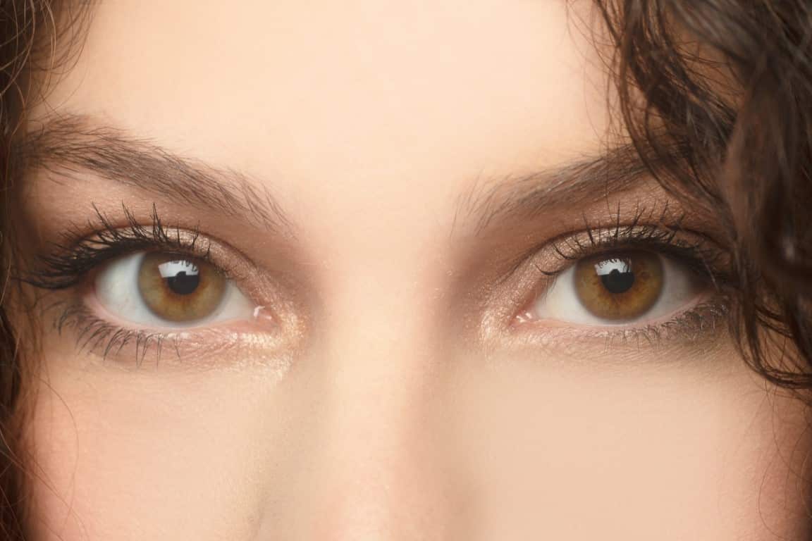 Yeux marron en gros plan