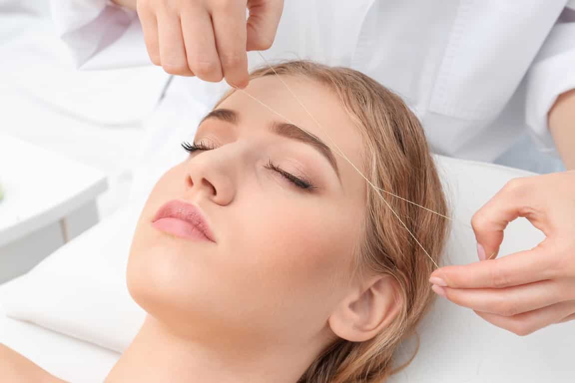 Epilation au fil dans un institut de beauté