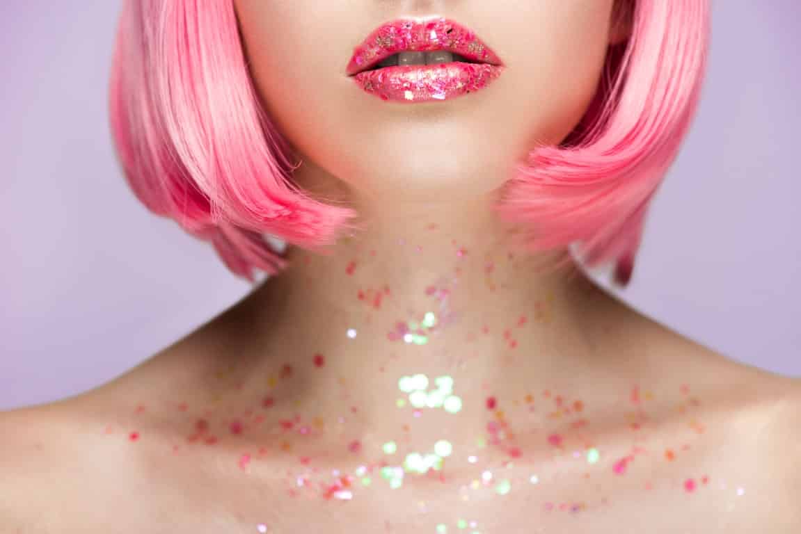 Appliquer des paillettes sur les lèvres et le cou