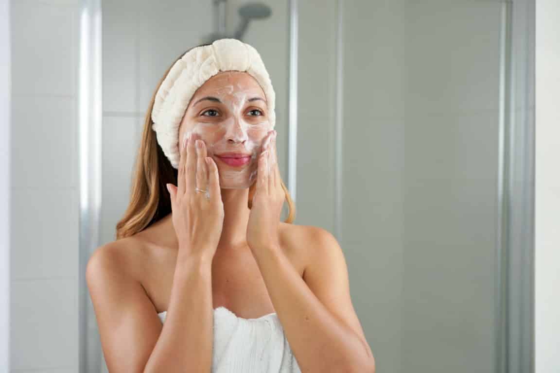 Faire un soin exfoliant sur le visage