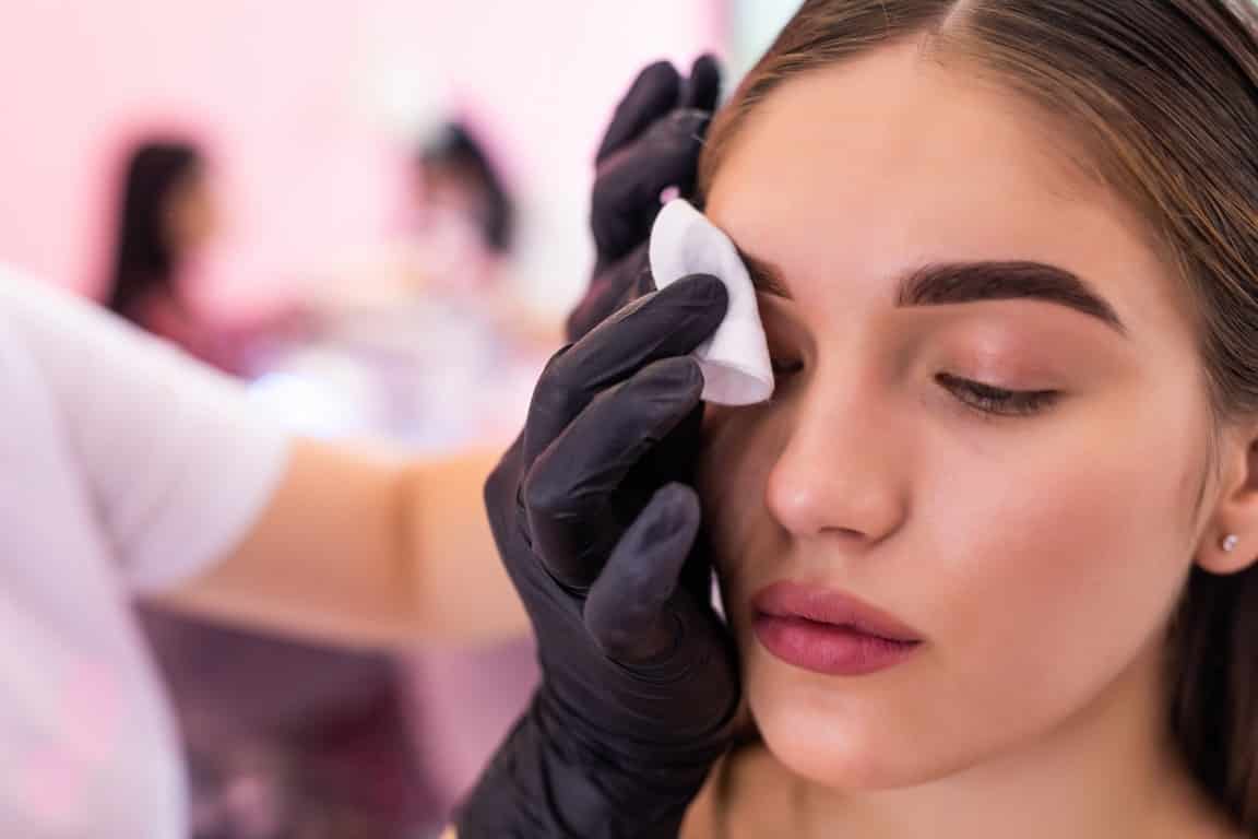Finition sur des sourcils au henné