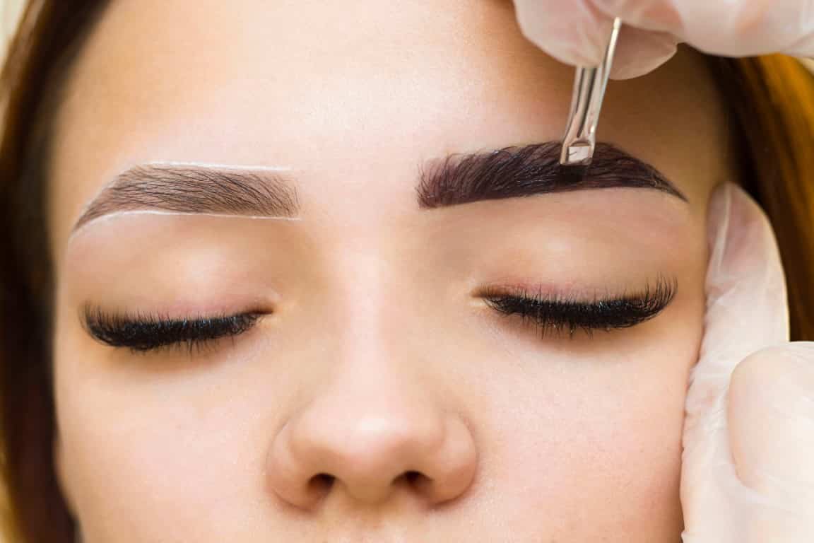 Redessiner les sourcils au henné