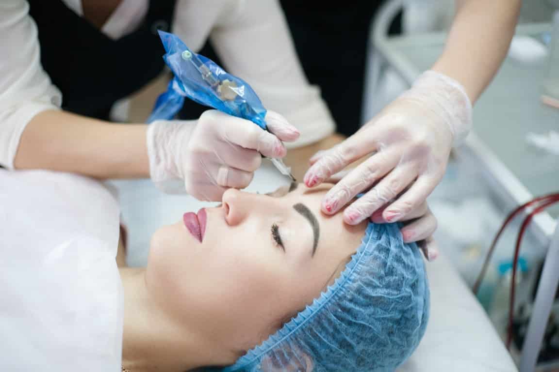 Réalisation d'une séance de dermopigmentation sourcils