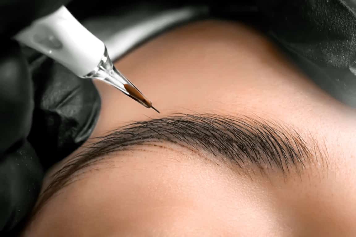 Une technique de dermopigmentation sourcils avec des petits points